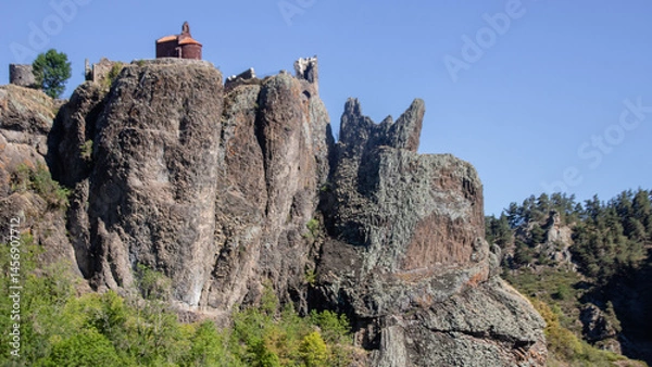 Fototapeta chapelle castrale à Arlempdes en Haute Loire sur une butte volcanique