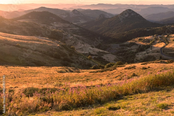 Fototapeta panorama sur les sucs et les monts d'Ardèche à la Croix de Boutière entre la Haute Loire et l'Ardèche près de Les Estables et Borée