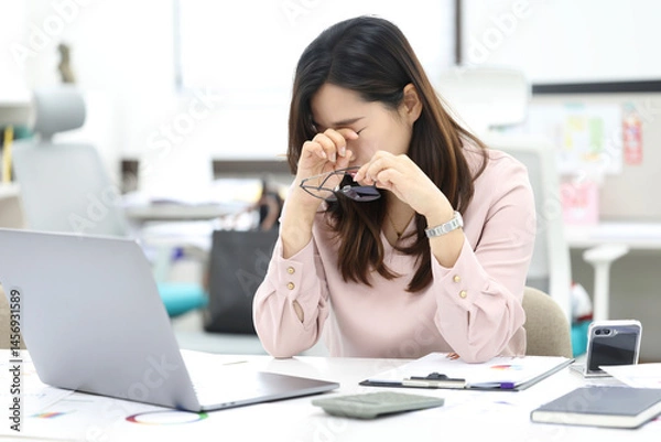 Fototapeta 업무 중 눈의 피로를 느끼는 안경 쓴 여성