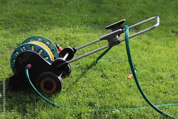 Obraz Gartenschlauch auf dem Rasen.