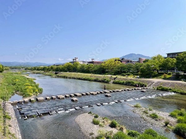 Obraz 青空のもと鴨川から比叡山を望む景色