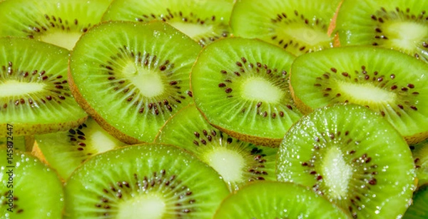 Fototapeta Зелёный киви, нарезанный дольками. Витаминный фруктовый салат