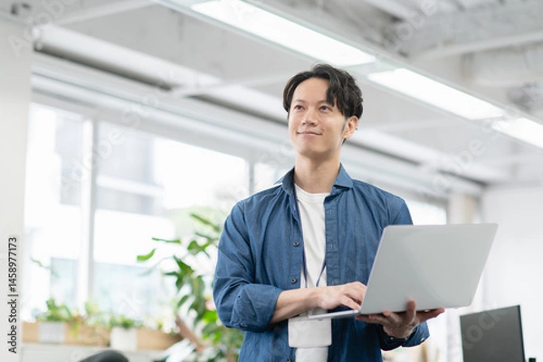 Obraz オフィスで仕事する若いビジネスマン