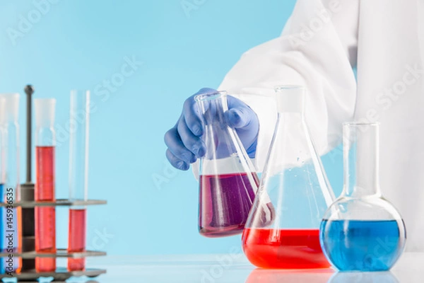 Fototapeta Experiments in a chemistry lab. conducting an experiment in the laboratory.