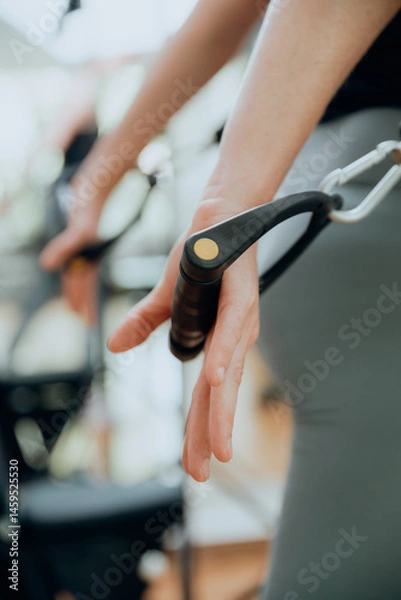 Fototapeta Close up - Seilzugübung im Fitnessraum mit Bewegungsunschärfe