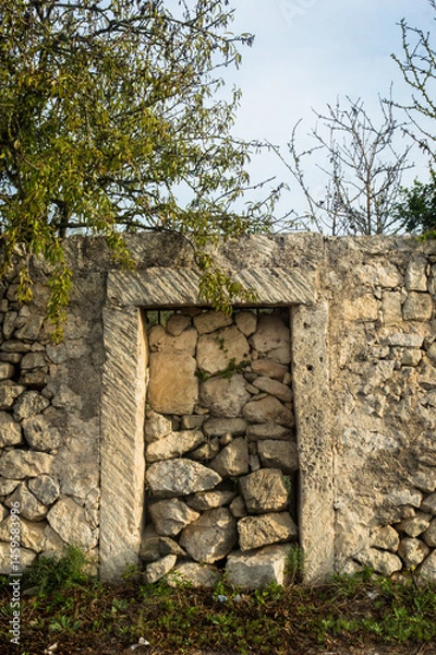 Fototapeta Dettaglio dell’ingresso di una proprietà agricola chiuso con delle pietre lungo il Cammino del Salento che da Lecce porta a Santa Maria di Leuca