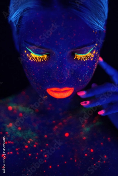 Obraz Portret pięknej mody kobiety w neonowym świetle. Model Girl z fluorescencyjnym twórczym makijażem psychodelicznym, projekt sztuki modelu tancerza disco w UV, kolorowy abstrakcyjny makijaż
