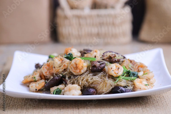 Fototapeta Shrimp potted with vermicelli ,Shrimps baked with glass noodles and mixed with various spices (goong ob woon sen), A traditional Thai stir-fried glass noodles dish, Thai food.