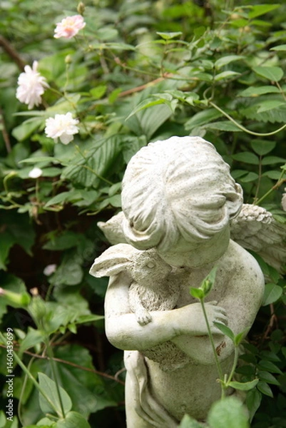 Obraz 天使とうさぎの像とつるバラ