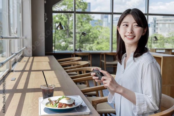 Obraz カフェでスマホを使う女性
