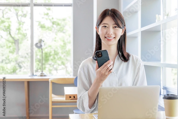Obraz 若い女性　カフェ　スマホ　コワーキング　シェアオフィス
