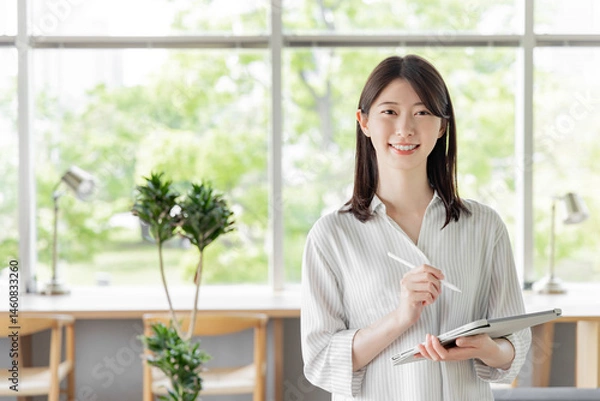 Obraz タブレットを使う若い女性
