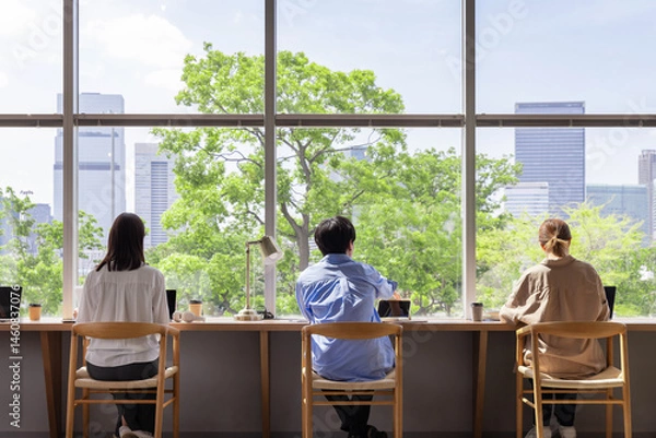 Obraz デザイナーズオフィス　新緑　ビル群　青空　窓辺
