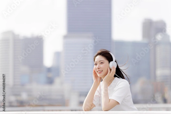 Obraz ヘッドフォンで音楽を聴いている若い女性
