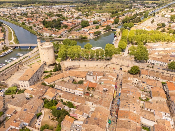 Fototapeta Aigues-Mortes, Camargue, France, medieval city with its surrounding walls, the Constance Tower, and typical southern french houses, canals for boats