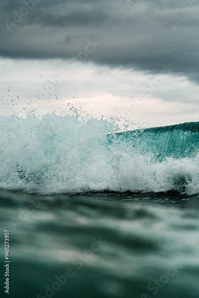 Fototapeta Olas rompiendo en día nublado, Playa de los Locos, Cantabria, Santander, Suances