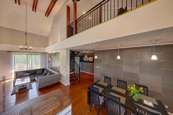 Fototapeta Kuchnia i jadalnia w nowoczesnym domu w jasnych kolorach , biel, czarny duży stół, drewniana brązowa podłoga