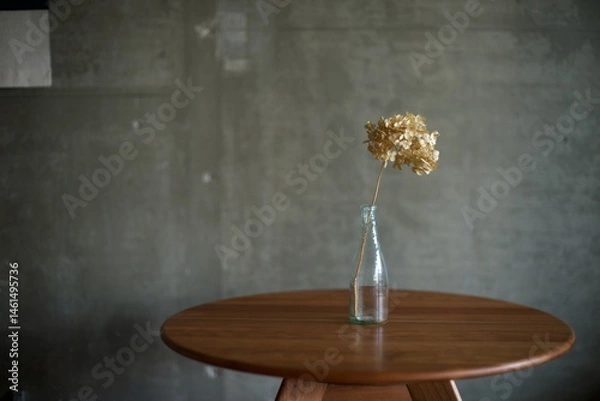 Fototapeta ガラス瓶に入れた紫陽花のドライフラワー