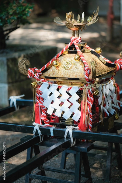 Fototapeta 黄金の鳳凰を頂点にあしらった小さなお神輿