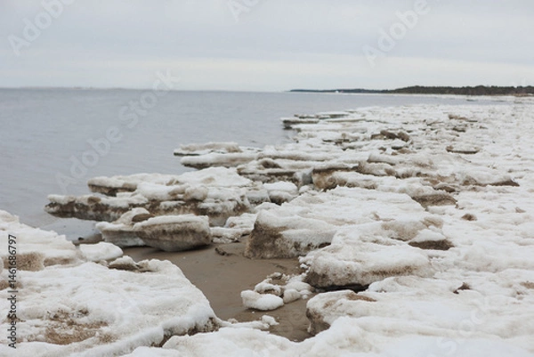 Obraz A beautiful snowy beach scene featuring a body of water in the background