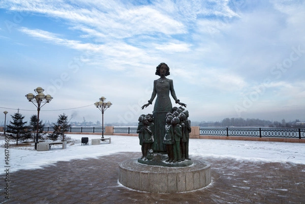 Fototapeta  The monument to the teacher surrounded by children on the Lower embankment in Irkutsk, Russia