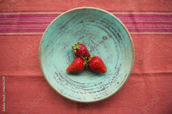 Obraz Three strawberries on a plate