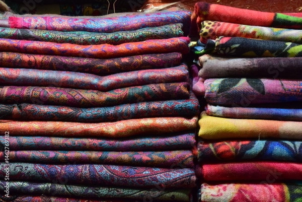 Obraz Etoffes et tissus empilés