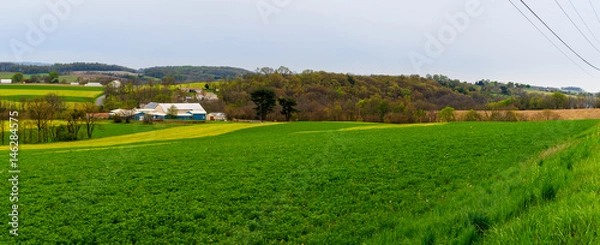 Fototapeta Pennsylvania countryside and farms in spring near Kutztown. Fields just starting to be plowed.