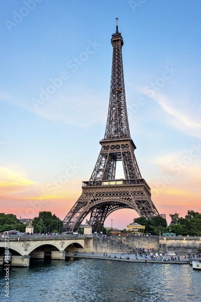 Fototapeta Tour Eiffel  en fin de journée .