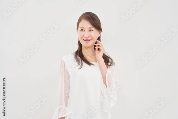 Obraz シニア女性　ポートレート　白背景