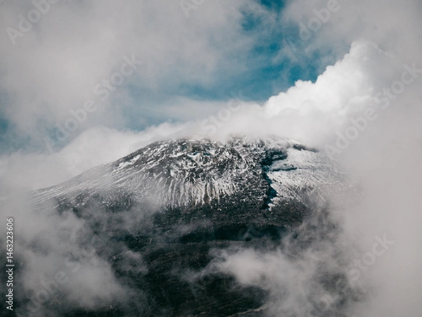 Obraz volcano in the clouds