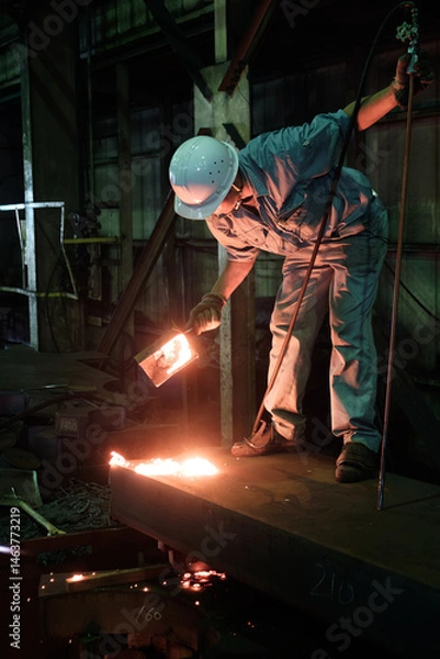 Obraz 鉄を溶断する職人の男性　町工場　加工　切断