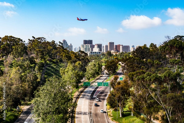 Obraz Samolot przelatuje nad autostradą Cabrillo (State Route 163), przelatując przez Balboa Park do centrum San Diego w Kalifornii.