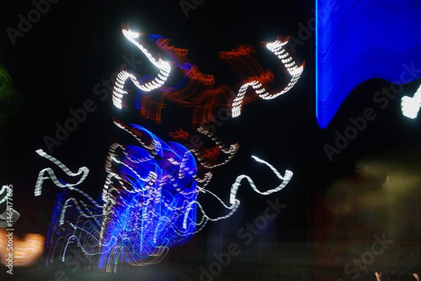 Fototapeta The use of slow exposure of street lights at night is beautiful.