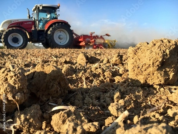 Fototapeta Traktor am trockenen Feld