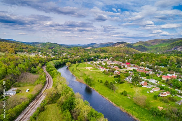 Fototapeta Aerial view of the James River and mountain landscape surrounding Buchanan, Virginia.