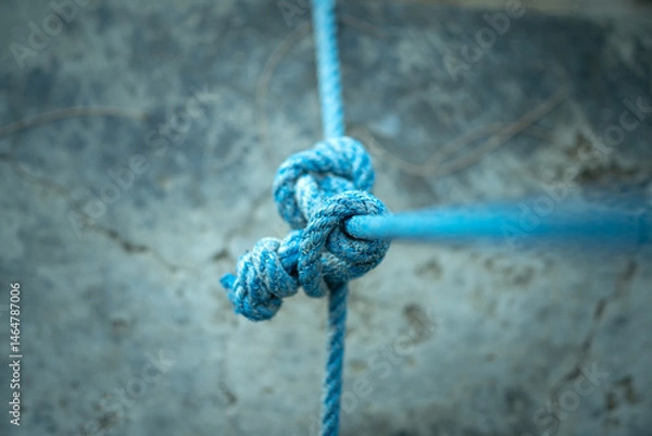 Obraz A powerful visual asset for content focused on hiking, climbing, emergency preparedness, or sea travel. The knot’s detail enhances themes of preparation, strength, and tactical readiness.