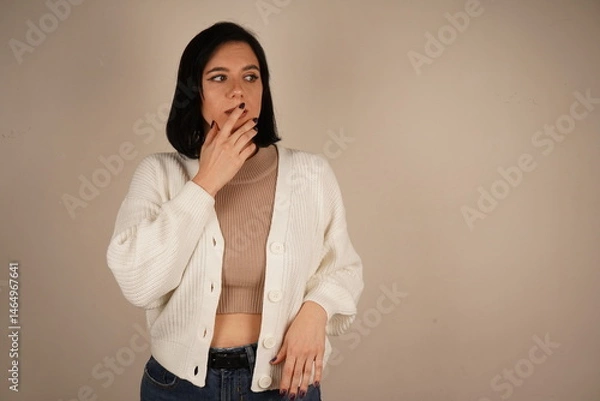Obraz A woman arms crossed on her breast, symbolizing confidence and perseverance. Her posture conveys unwavering commitment. The woman stands confidently and smiling.