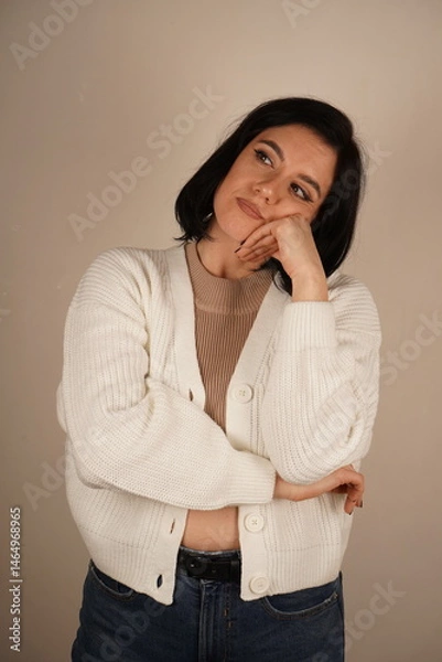 Obraz A woman arms crossed on her breast, symbolizing confidence and perseverance. Her posture conveys unwavering commitment. The woman stands confidently and smiling.