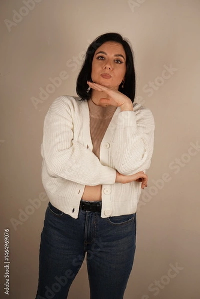 Obraz A woman arms crossed on her breast, symbolizing confidence and perseverance. Her posture conveys unwavering commitment. The woman stands confidently and smiling.