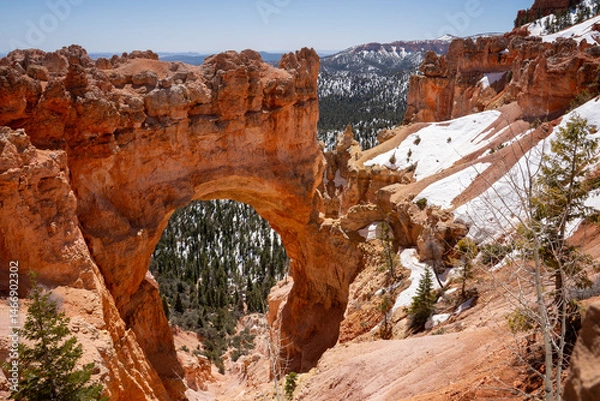 Obraz View of Bryce Canyon partially covered with snow. Natural Bridge Viewpoint. Bryce Canyon in May. Utah, USA