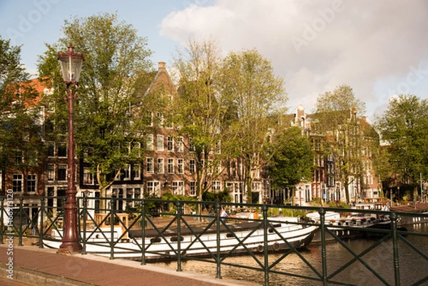 Fototapeta Peaceful canal scene in the heart of the Netherlands