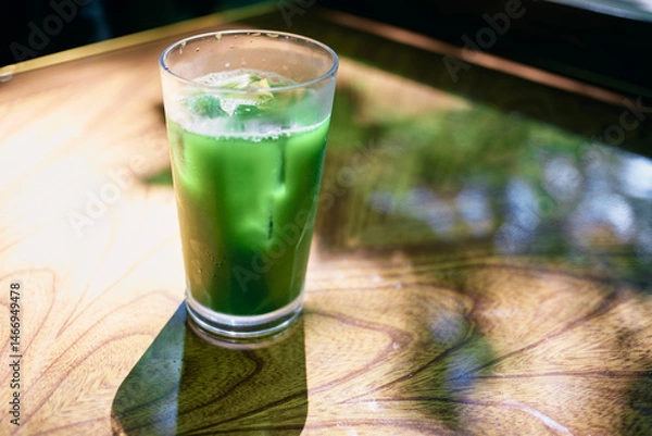 Fototapeta 爽やかなグリーンティー、グラスに入ったヘルシーな緑のジュース