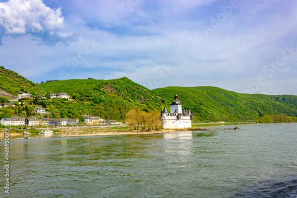 Fototapeta Pfalzgrafenstein Castle on the Rhine near Kaub (Germany), surrounded by green hills and river landscape