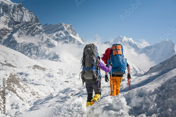 Fototapeta Trekkery przekraczające lodowiec Gokyo w dolinie Khumbu w drodze do bazy pod Everestem