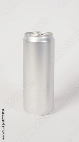 Obraz A blank silver aluminum can on white background.