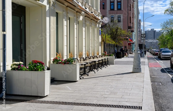 Fototapeta Tverskoy Boulevard with tables of cafe in center of Moscow in Russia. Cozy cityscape in Moscow. Architecture and landmarks of Moscow.