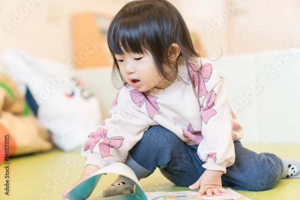 Fototapeta 絵本を読む日本人の女の子