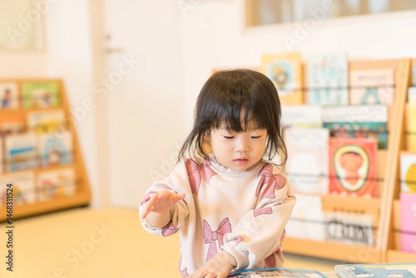 Obraz 絵本を読む日本人の女の子