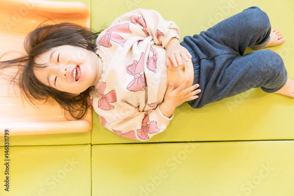 Obraz 滑り台で遊ぶ日本人の女の子